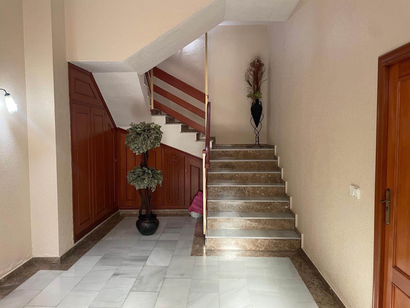 We are happy to present this spacious apartment in a very good area of Torrevieja and less than 50