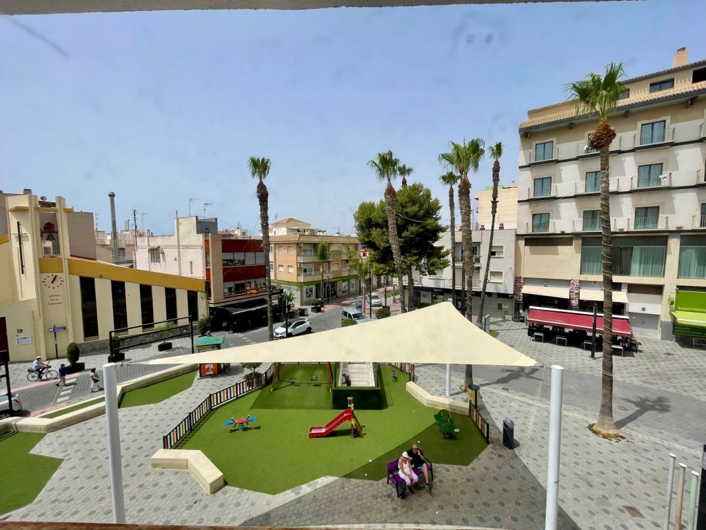 Ideal for medical professionals or business offices, this 70 m² commercial space is located in the h
