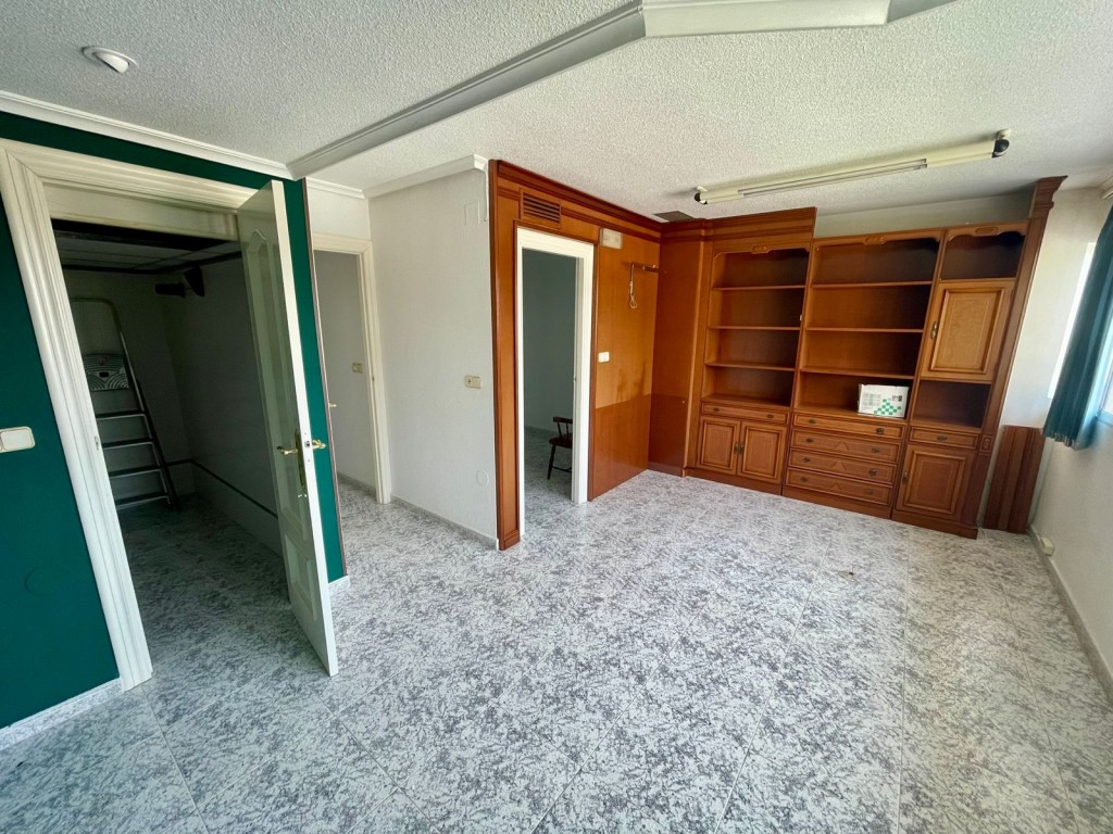 Ideal for medical professionals or business offices, this 70 m² commercial space is located in the h