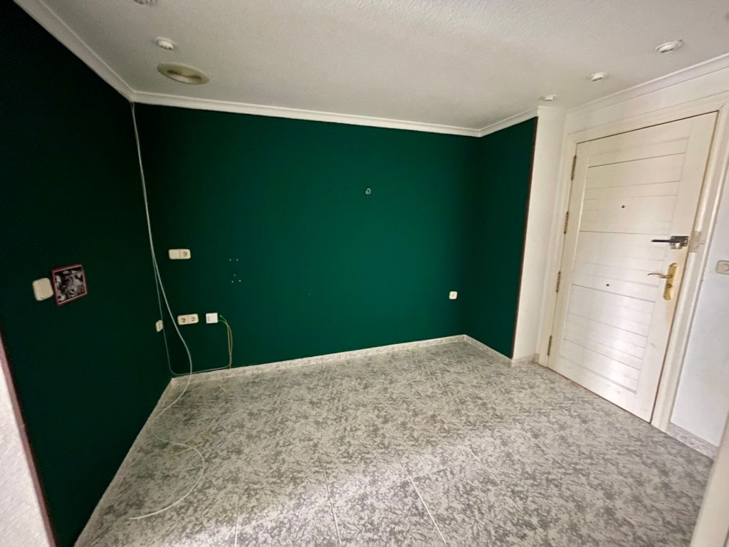 Ideal for medical professionals or business offices, this 70 m² commercial space is located in the h