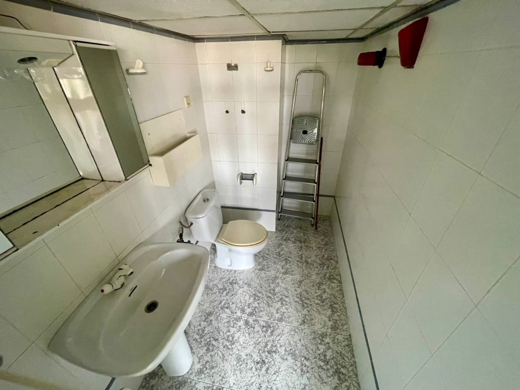 Ideal for medical professionals or business offices, this 70 m² commercial space is located in the h