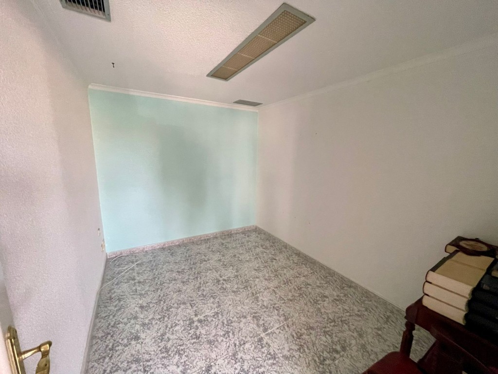 Ideal for medical professionals or business offices, this 70 m² commercial space is located in the h