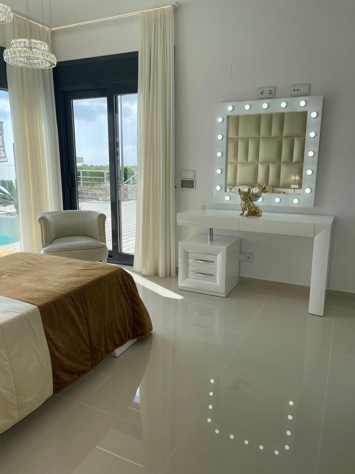 Master bedroom in villa for sale in San Miguel de Salinas