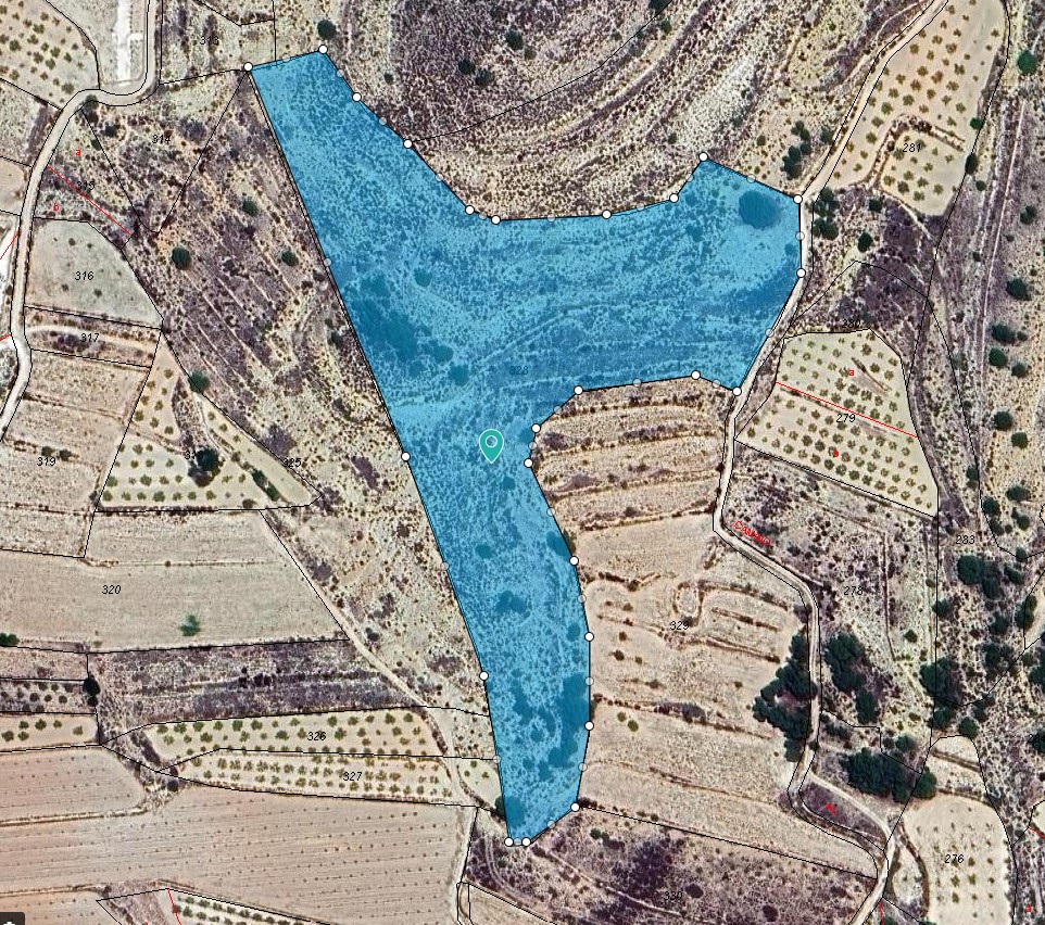 Lovely plot located approximately 5 minutes from the town of Pinoso offering beautiful views over th