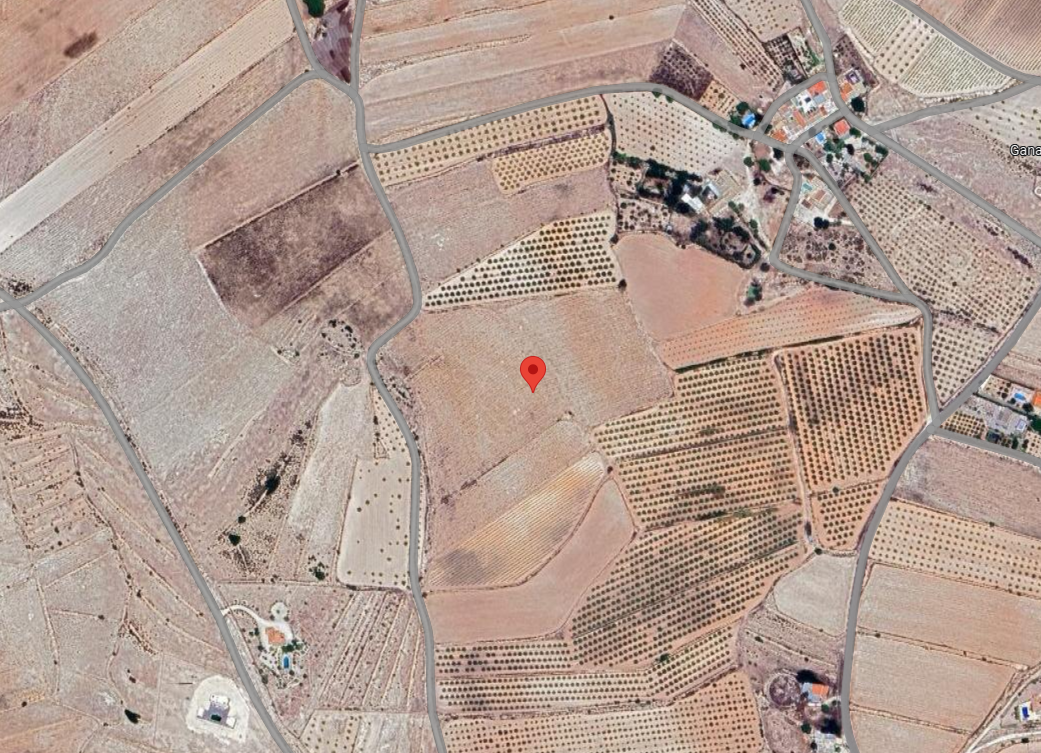 This building plot of 42,248 m² is situated in a peaceful hamlet just outside Pinoso