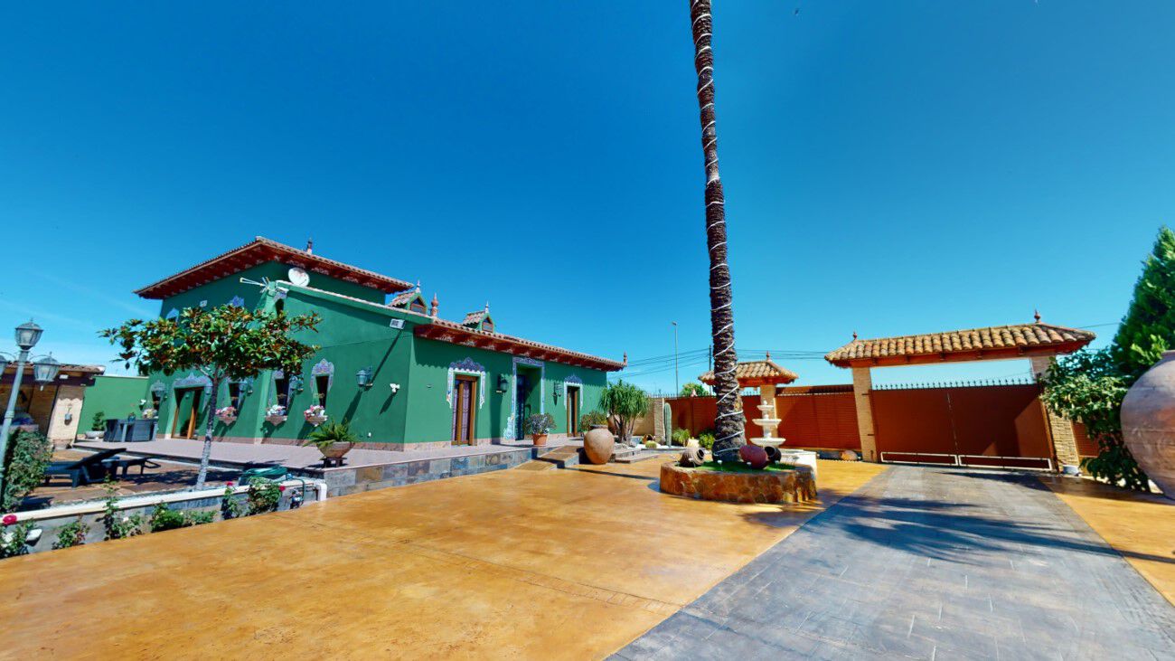 Phenomenal, independent villa with a build size of almost 500m2 and a private swimming pool on a plo