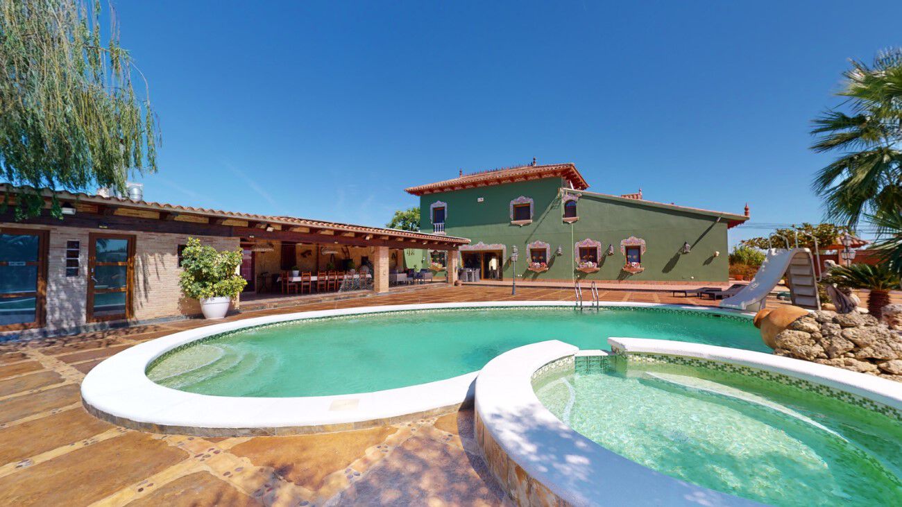 Phenomenal, independent villa with a build size of almost 500m2 and a private swimming pool on a plo