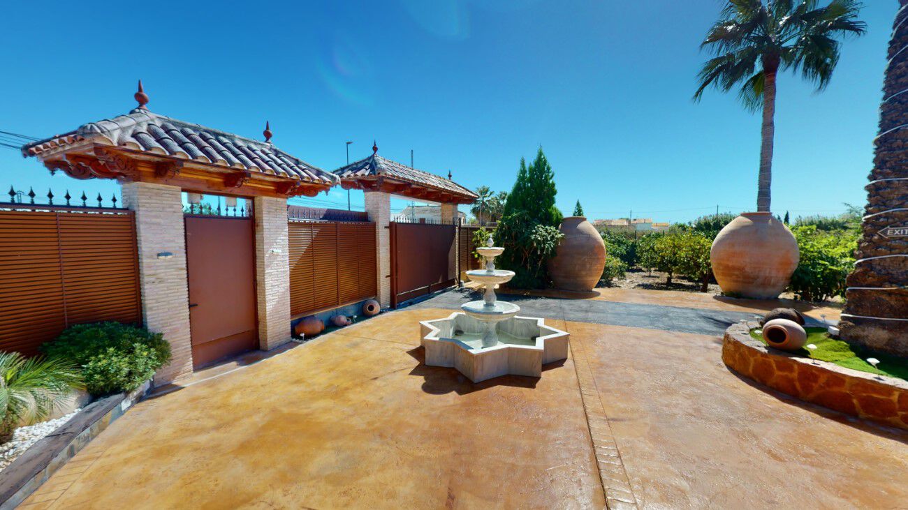 Bedroom in villa for sale in Almoradi