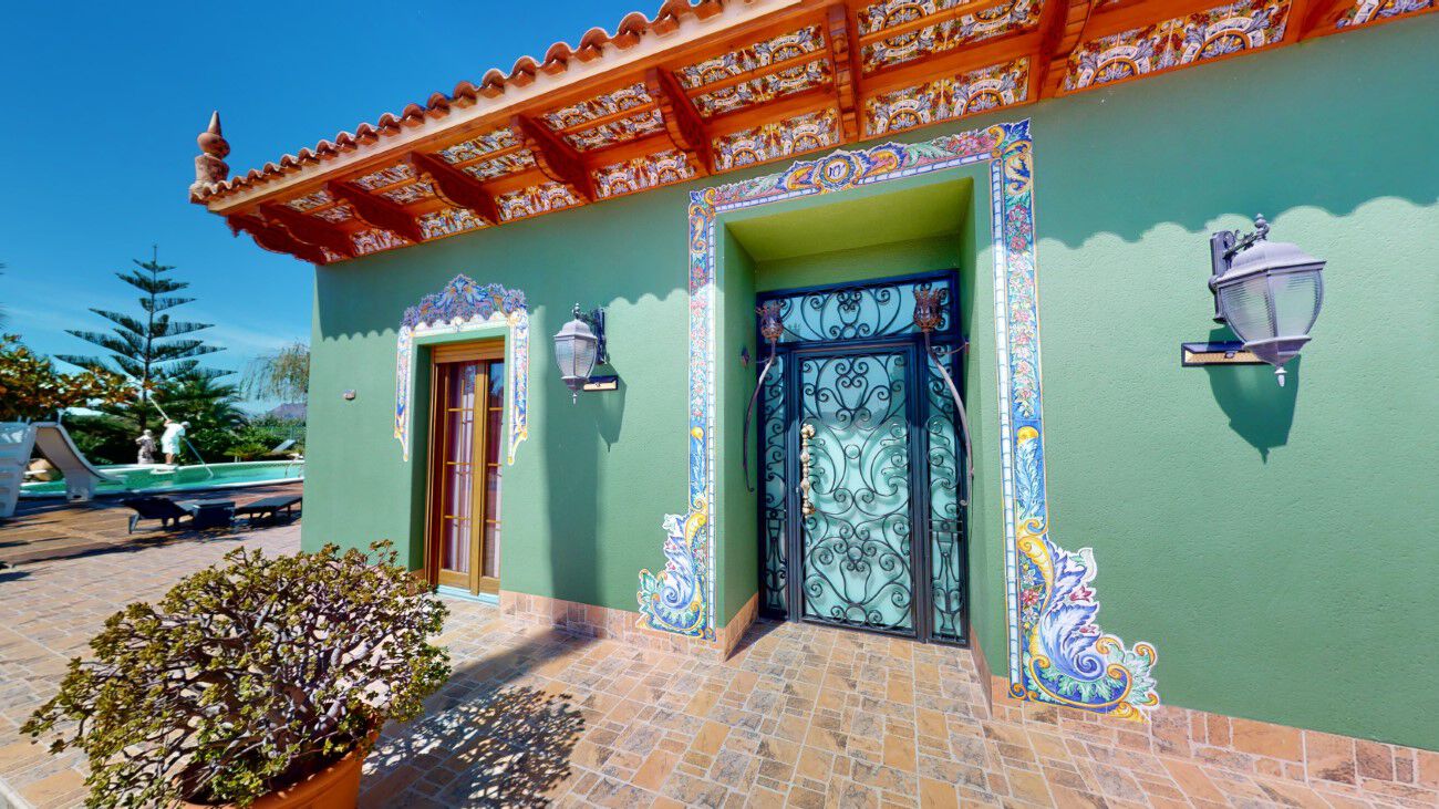 Phenomenal, independent villa with a build size of almost 500m2 and a private swimming pool on a plo