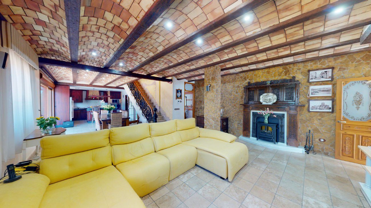 Phenomenal, independent villa with a build size of almost 500m2 and a private swimming pool on a plo