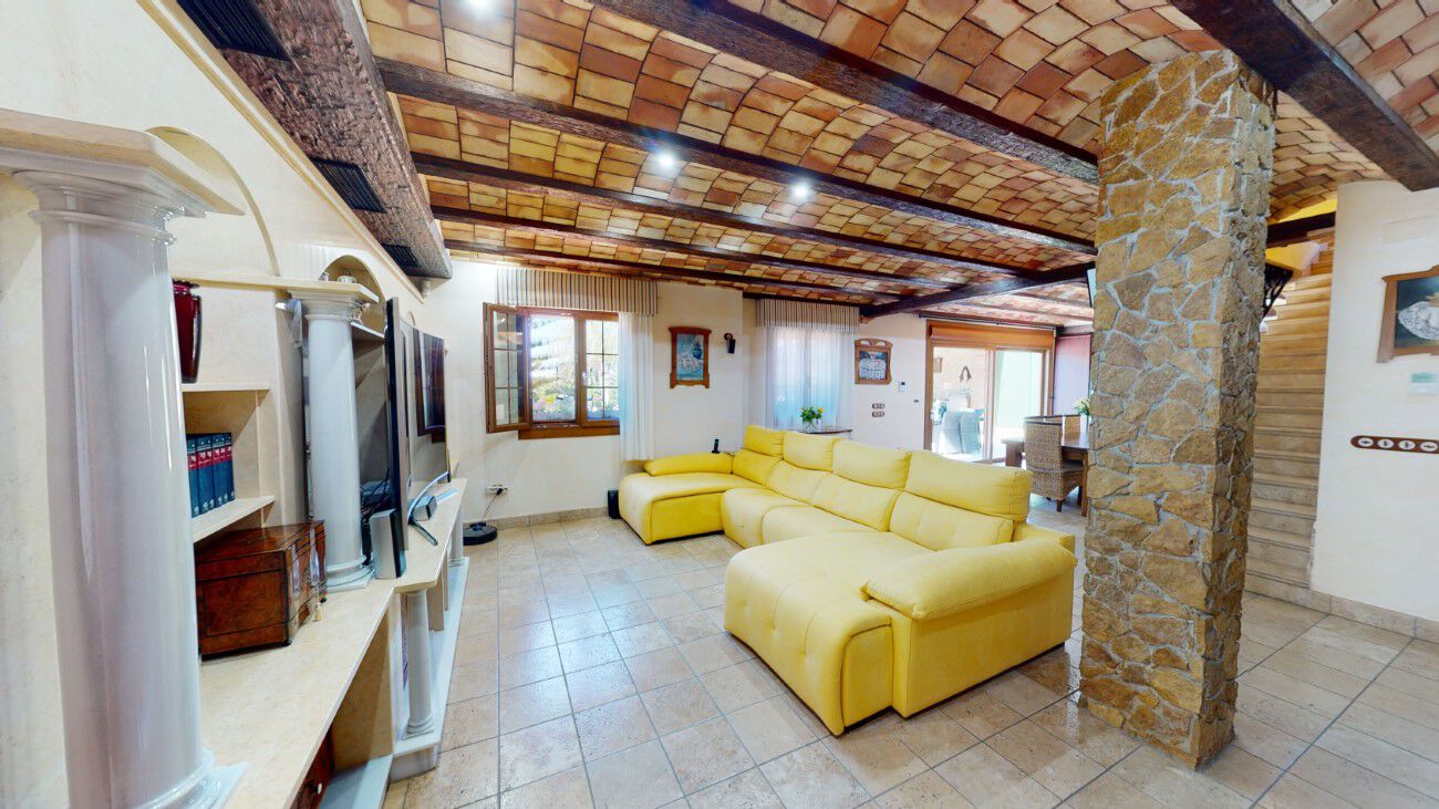 Phenomenal, independent villa with a build size of almost 500m2 and a private swimming pool on a plo