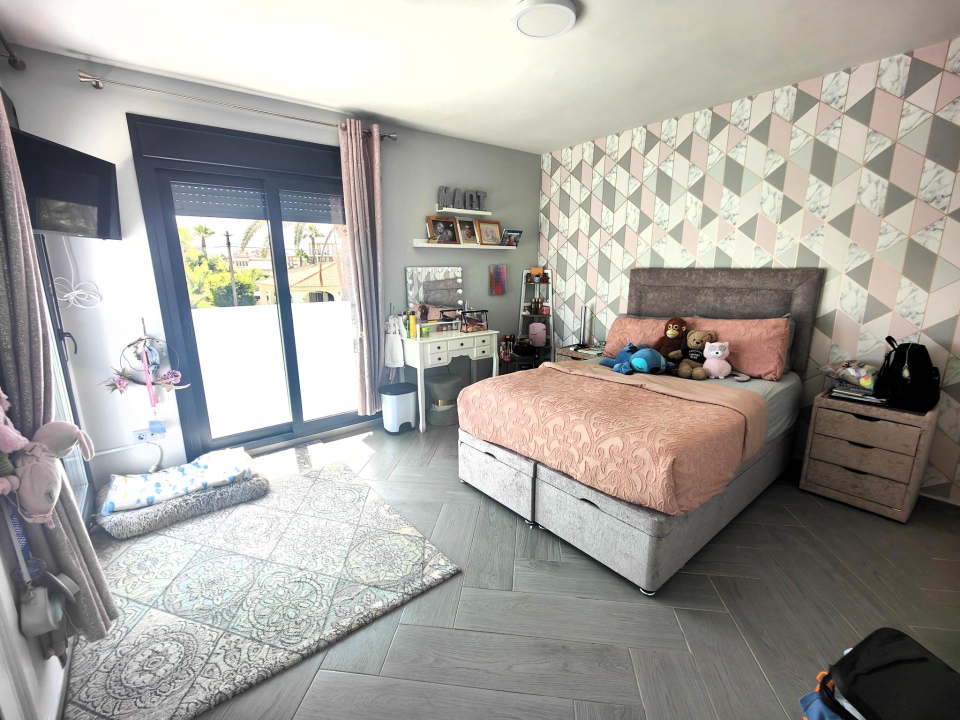 Bedroom in villa for sale in Cabo Roig