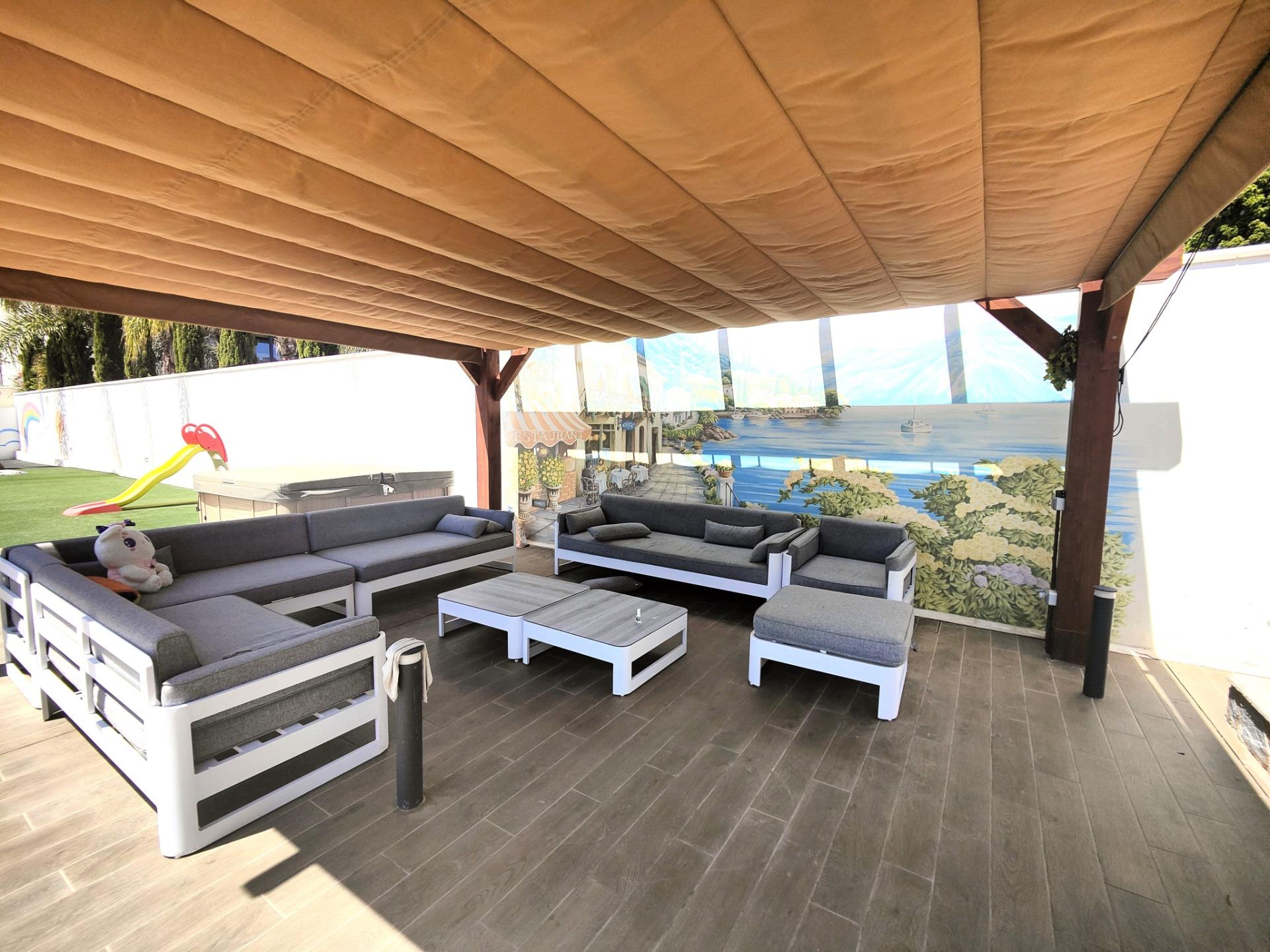 Garden in villa for sale in Cabo Roig