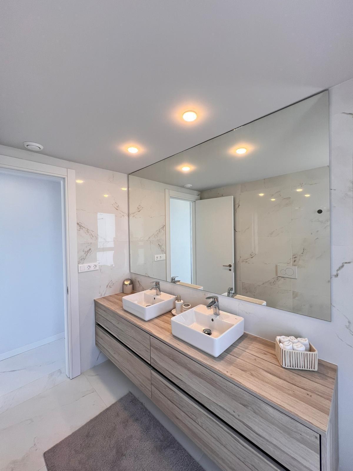 Bedroom in apartment for sale in Benidorm