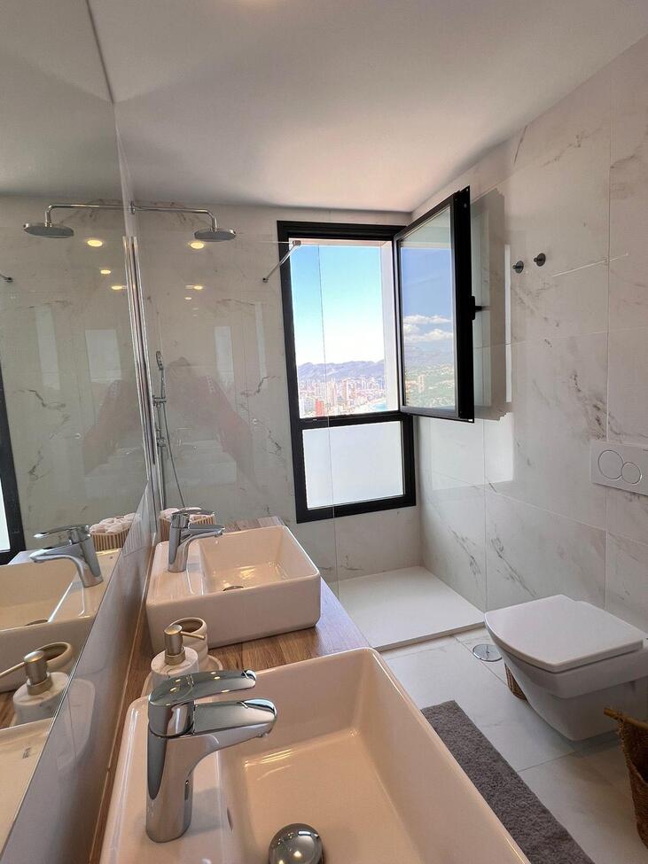 Bathroom in apartment for sale in Benidorm