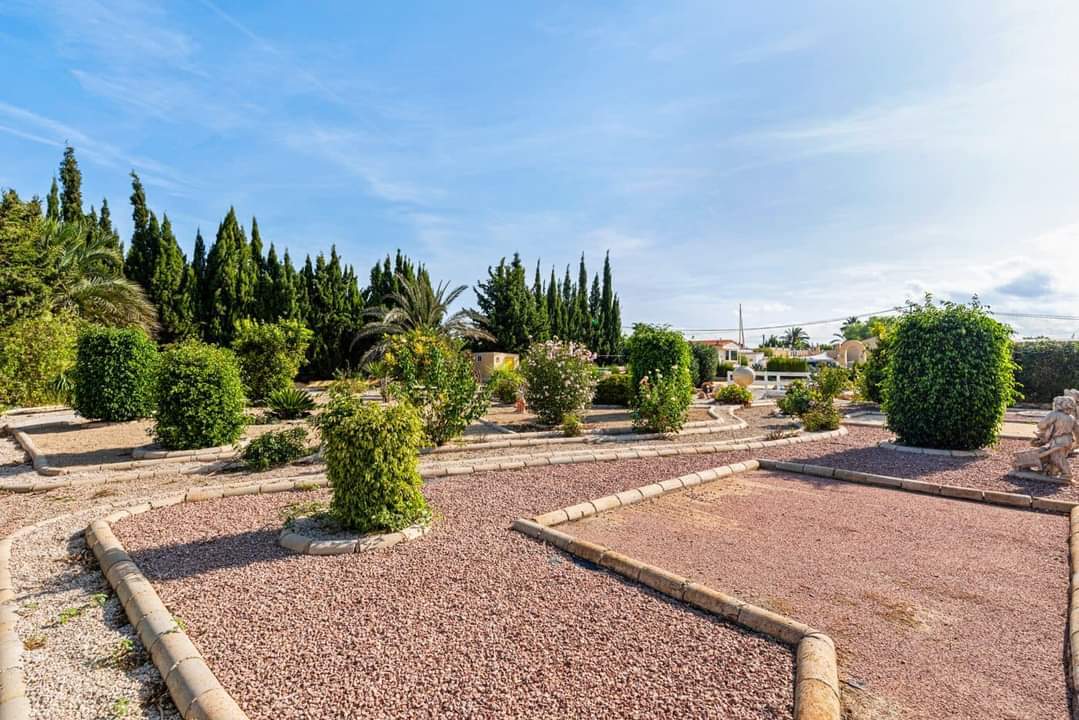 Garden in finca for sale in Los Montesinos