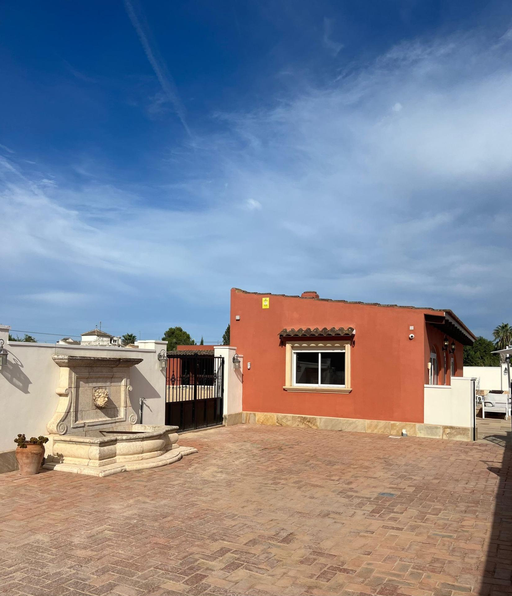 Bathroom in villa for sale in Almoradi