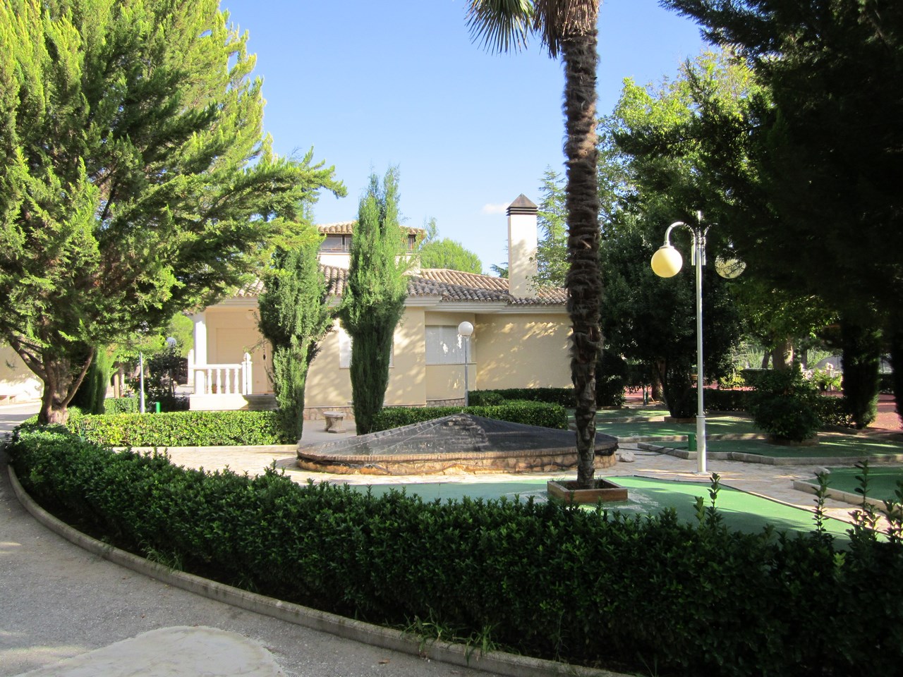 Pool area in villa for sale in Yecla