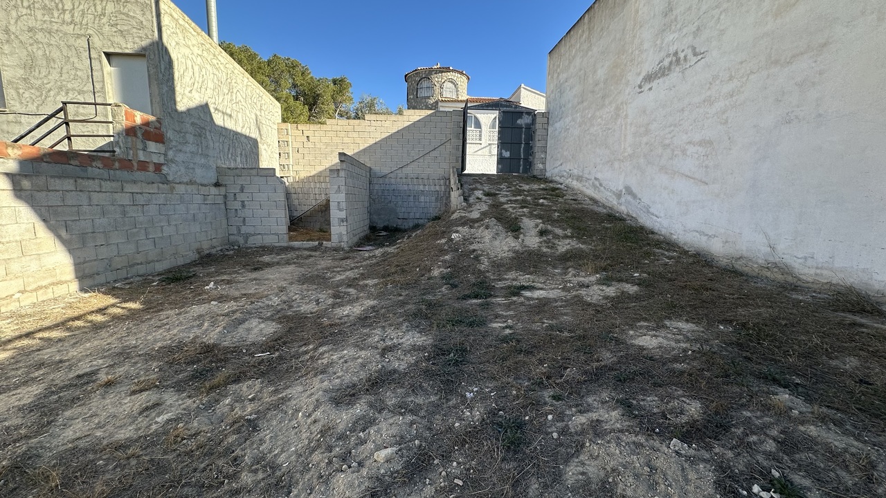 Bedroom in land for sale in Benijofar