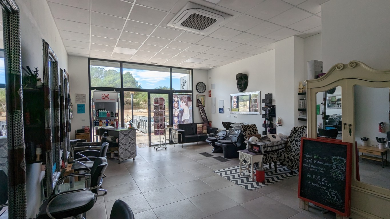 Dining area in commercial for sale in Lo Crispin