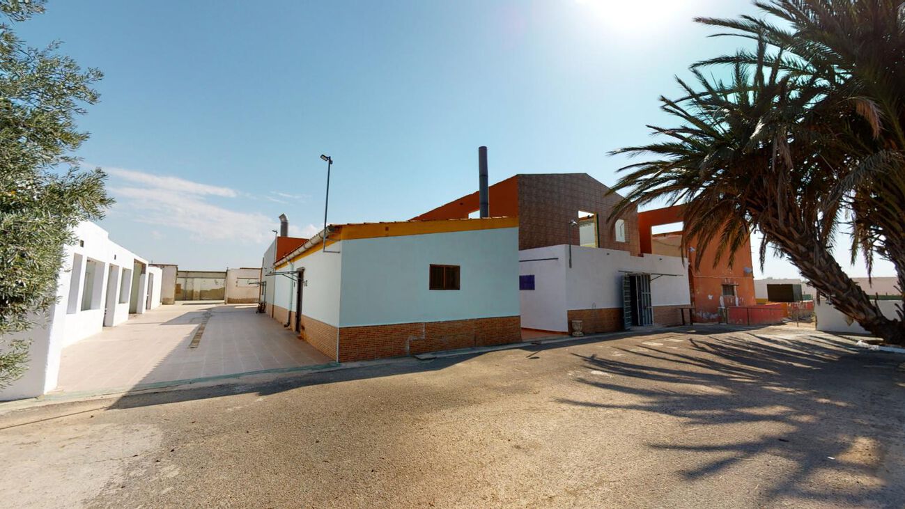 Fabulous, detached villa with an abundance of land and numerous outbuildings with various opportunit