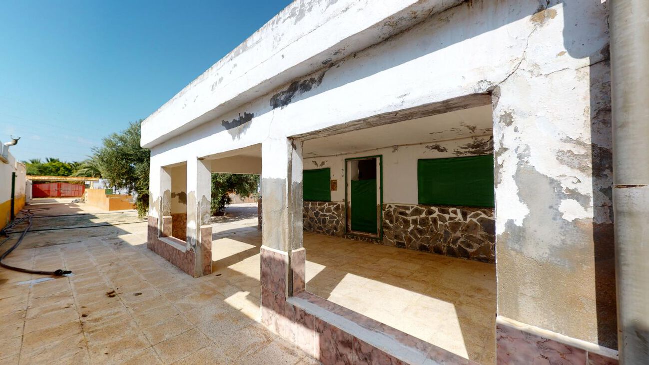 Fabulous, detached villa with an abundance of land and numerous outbuildings with various opportunit