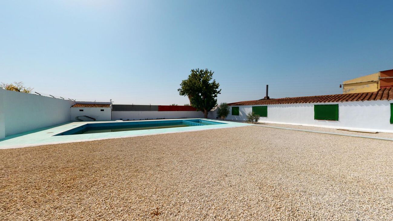 Fabulous, detached villa with an abundance of land and numerous outbuildings with various opportunit