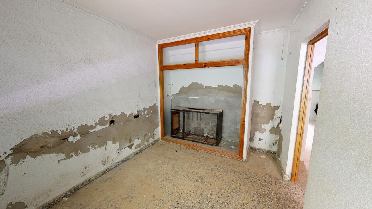 Fabulous, detached villa with an abundance of land and numerous outbuildings with various opportunit