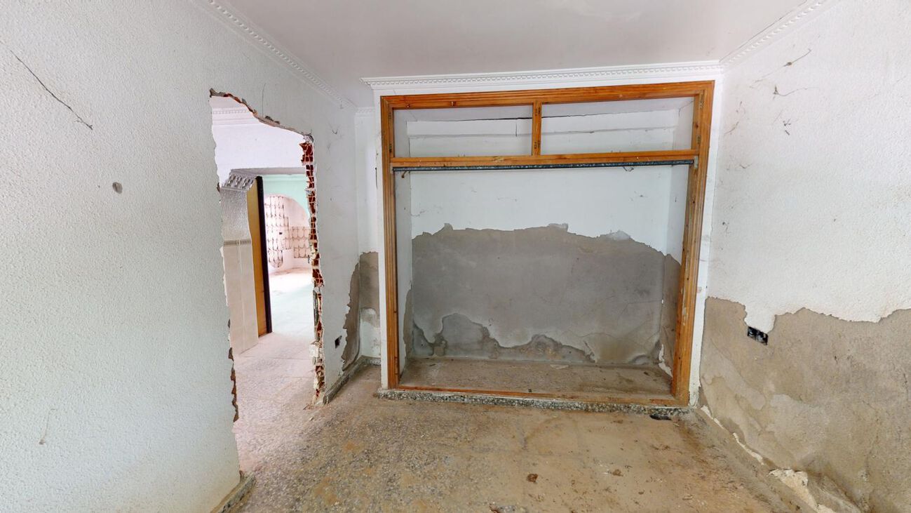 Fabulous, detached villa with an abundance of land and numerous outbuildings with various opportunit