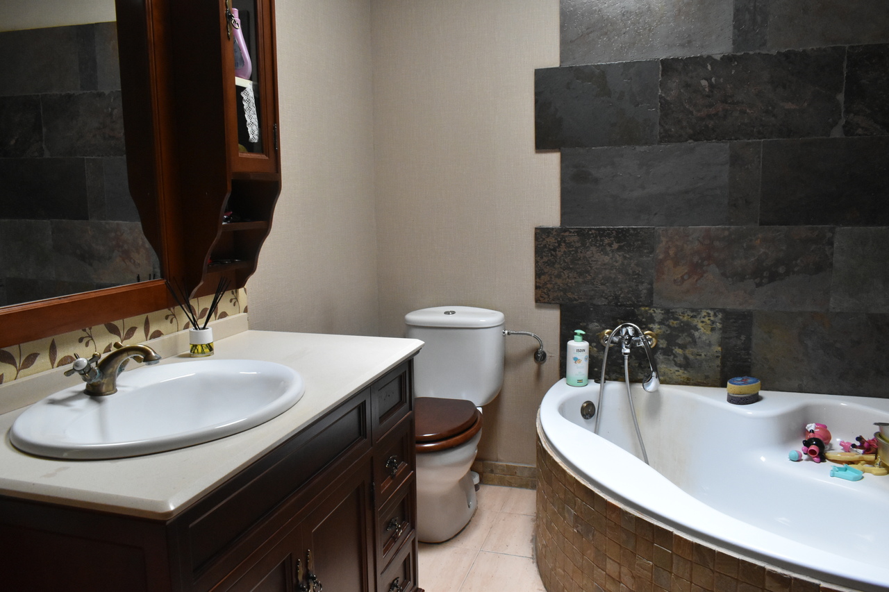 Bedroom in villa for sale in Algorfa