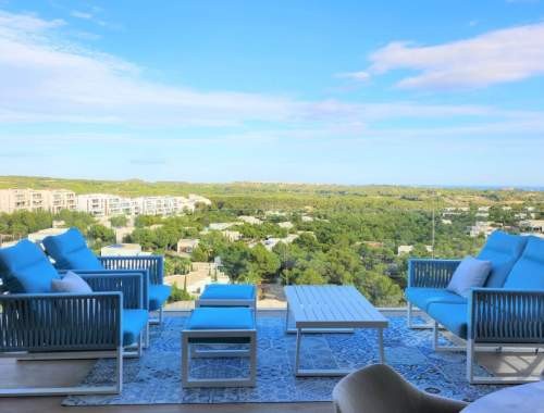This brand new, luxuriously furnished penthouse with spectacular views is located on the prestigious
