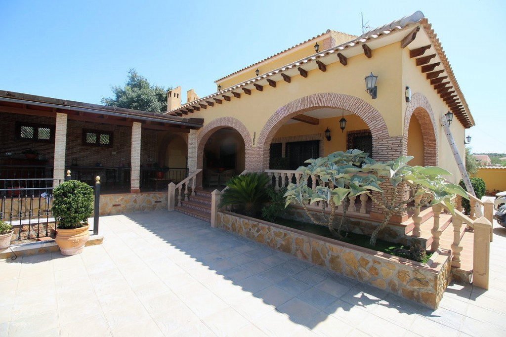 In the heart of Vega Baja, next to the town center of Bigastro, 20 minutes from the beaches of Torre