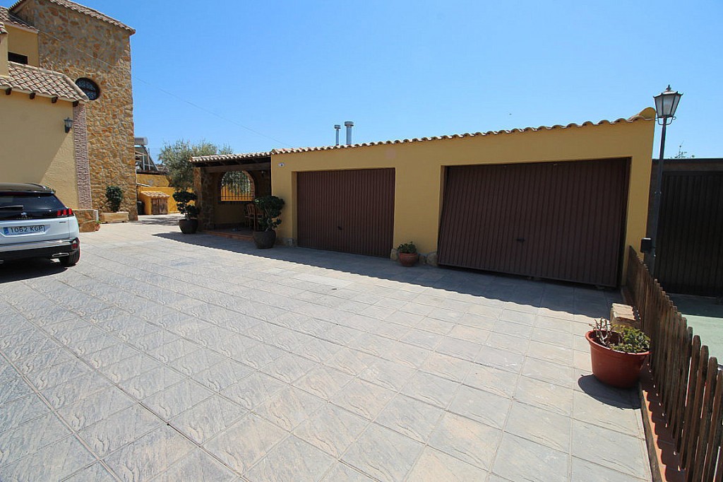 Master bedroom in villa for sale in Bigastro