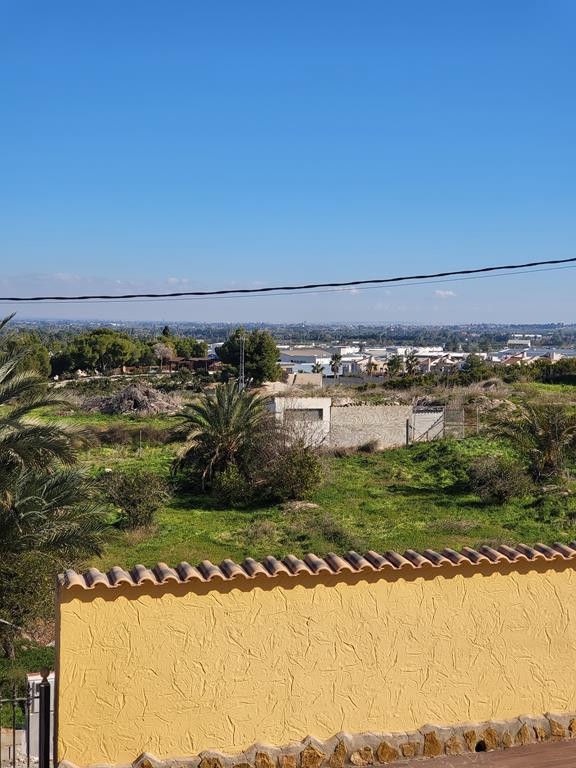 In the heart of Vega Baja, next to the town center of Bigastro, 20 minutes from the beaches of Torre