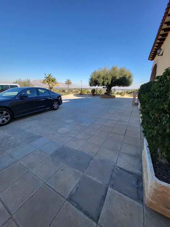 In the heart of Vega Baja, next to the town center of Bigastro, 20 minutes from the beaches of Torre