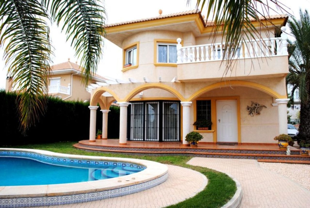 The property itself is situated on a very quiet road, each property having adequate privacy