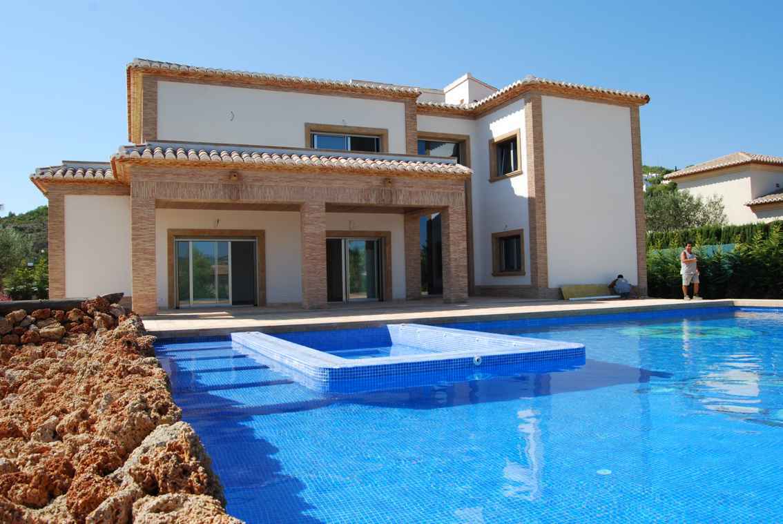 Luxury villa for sale near the beach in Javea , fantastic modern building , has three bedrooms , fou