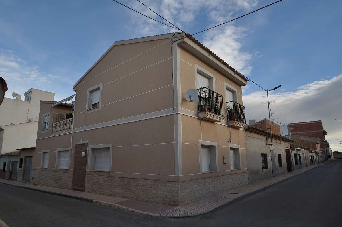 A very large and spacious town house in Pinoso close to all amenities including the medical centre,