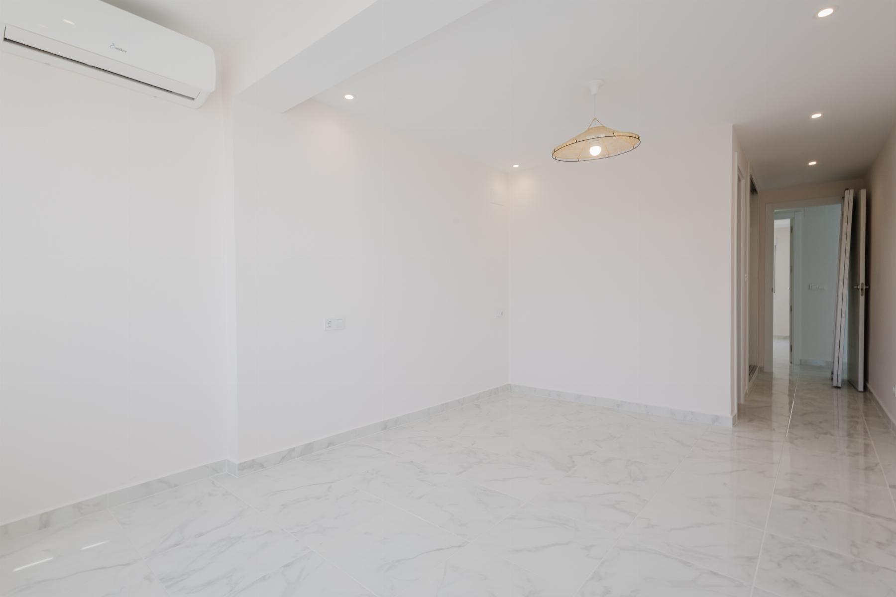Bedroom in apartment for sale in Torrevieja