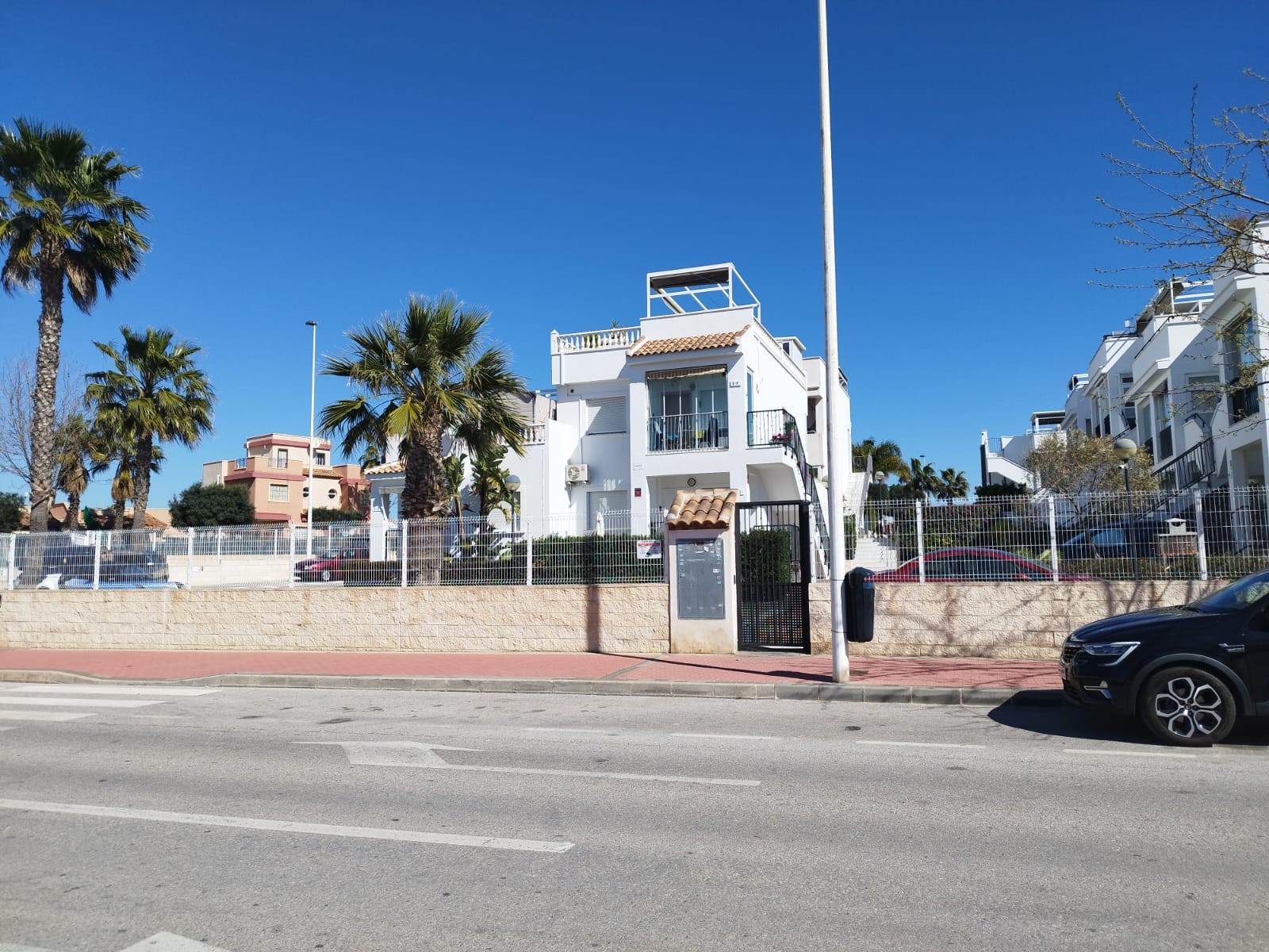 Charming Ground-Floor Home with Large Solarium in Torrevieja Located in a quiet and well-maintained