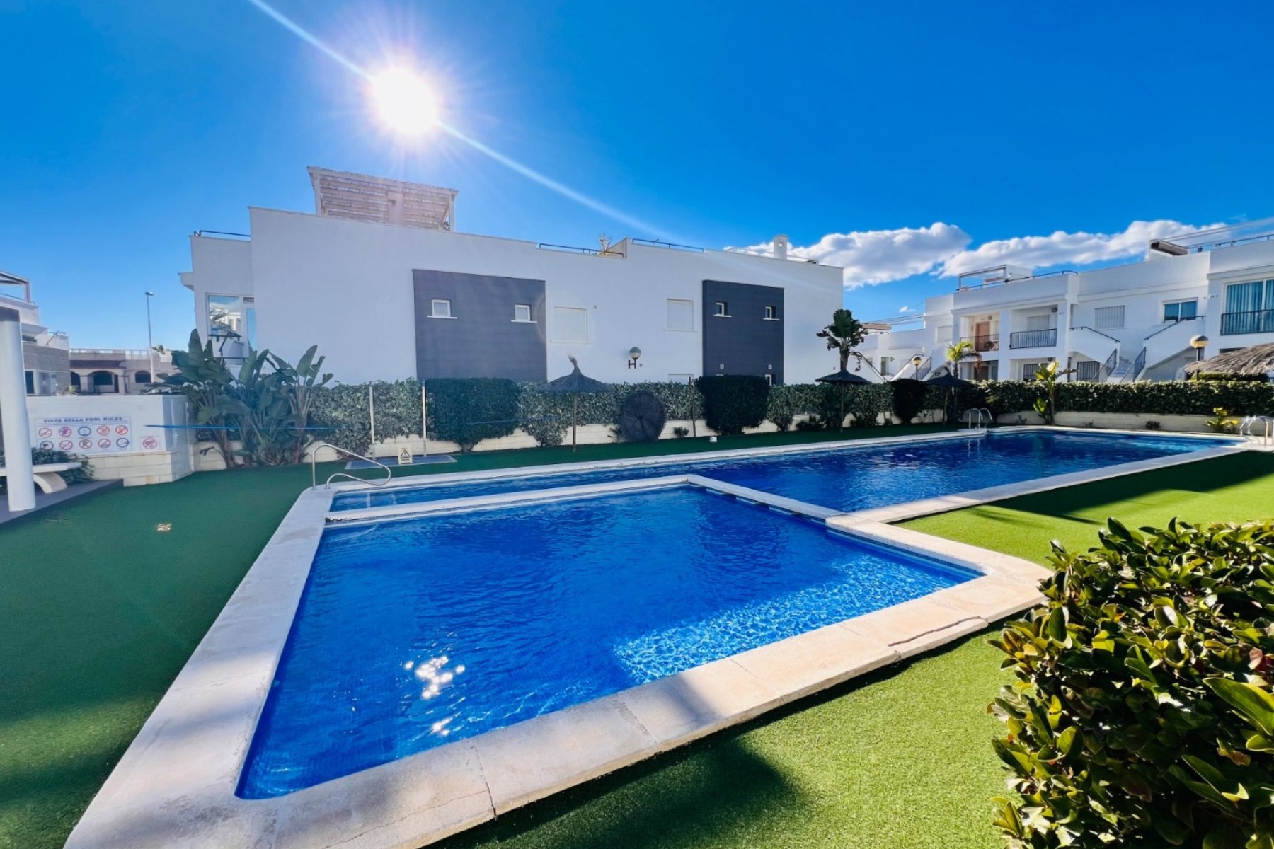 Charming Ground-Floor Home with Large Solarium in Torrevieja Located in a quiet and well-maintained