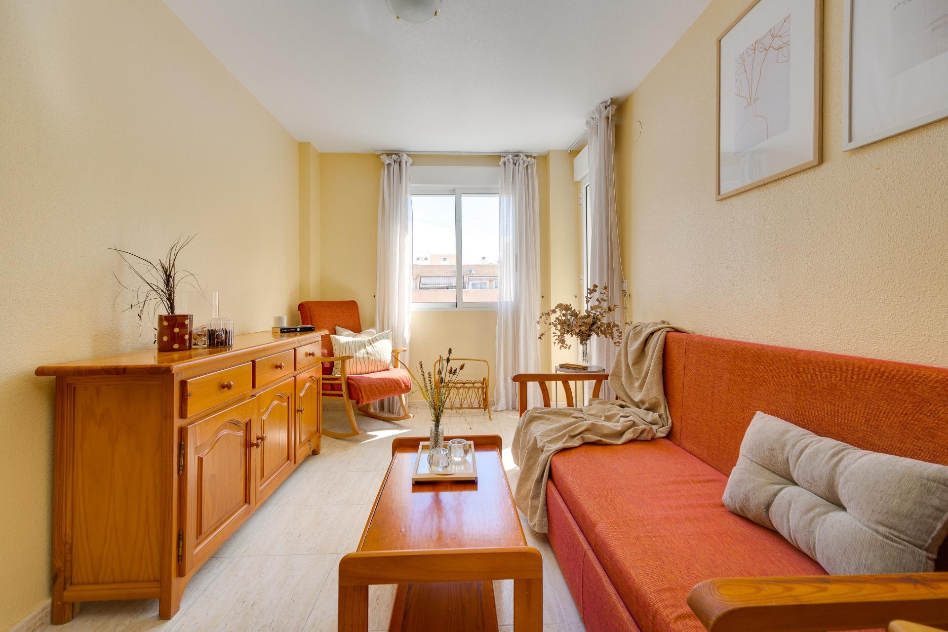 Apartment for sale in the heart of Torrevieja, just 350 meters from the popular Playa del Cura and w
