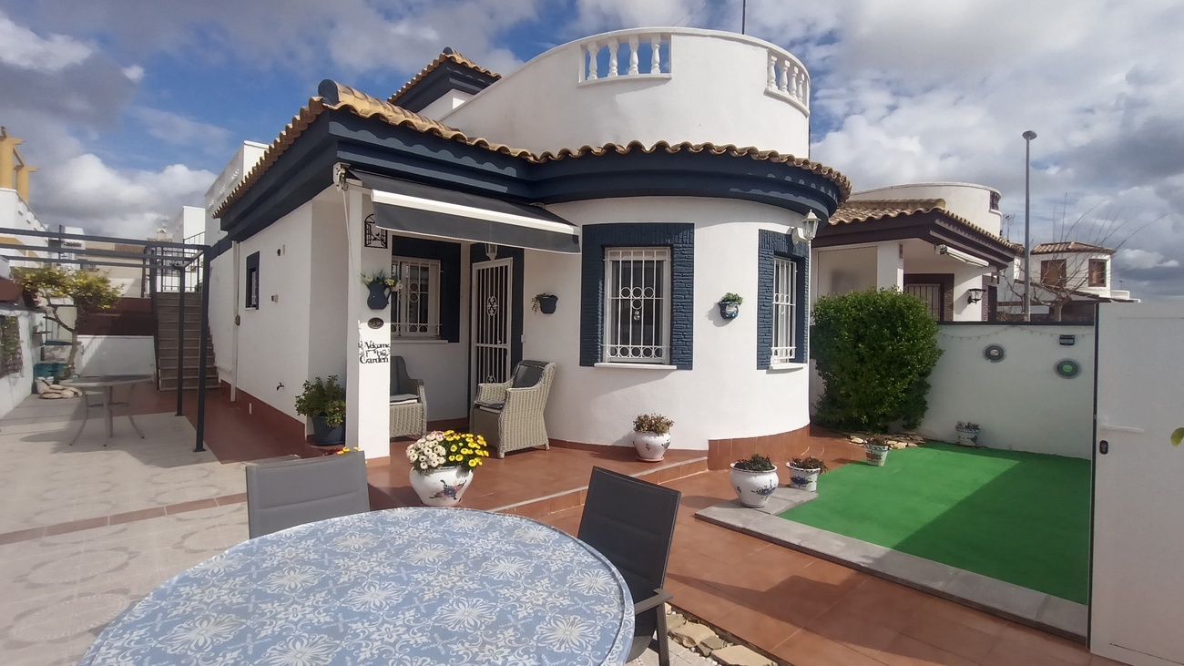 This detached villa in Sucia offers many attractive features
