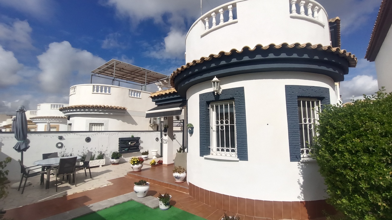 This detached villa in Sucia offers many attractive features