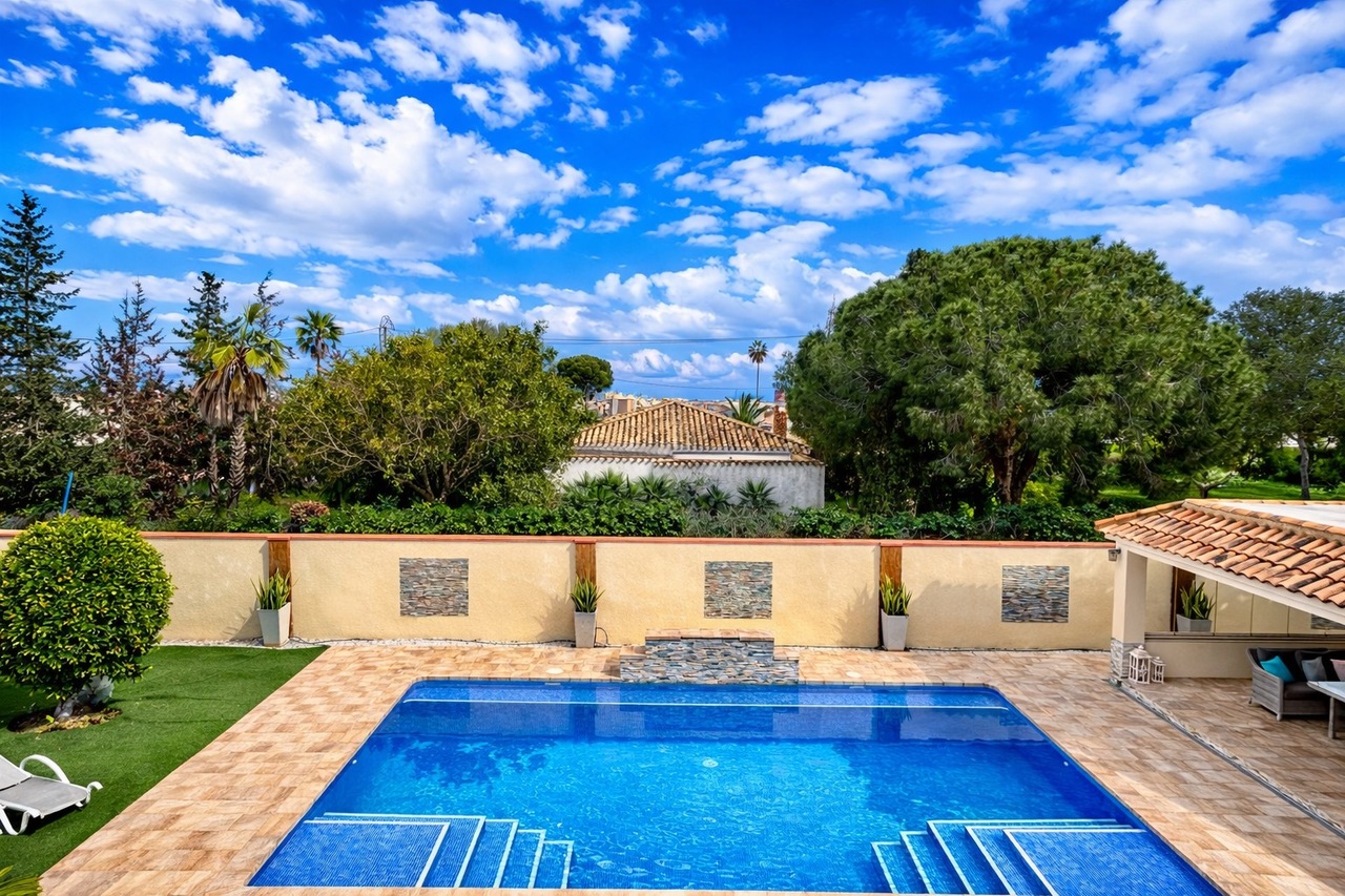 Terrace in villa for sale in Cabo Roig
