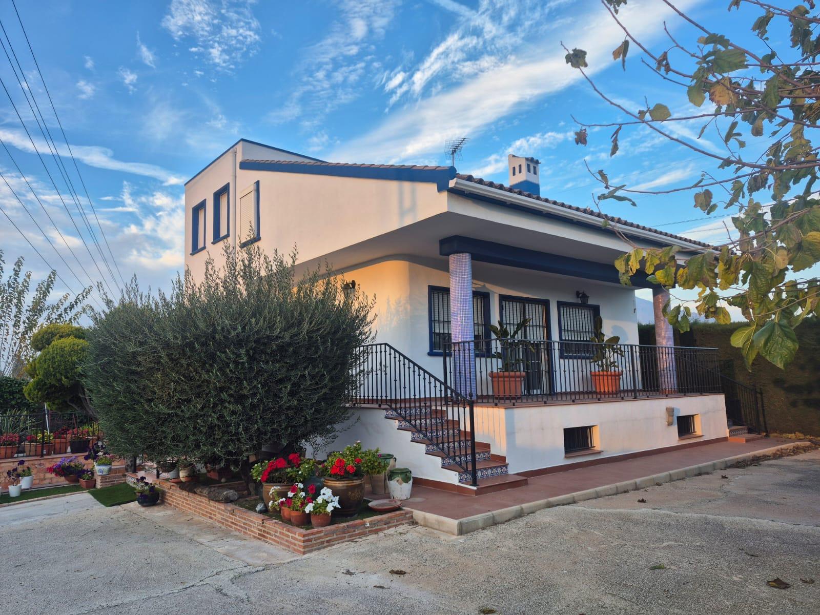 Discover this magnificent country house located in Orihuela, specifically on the old road to Callosa