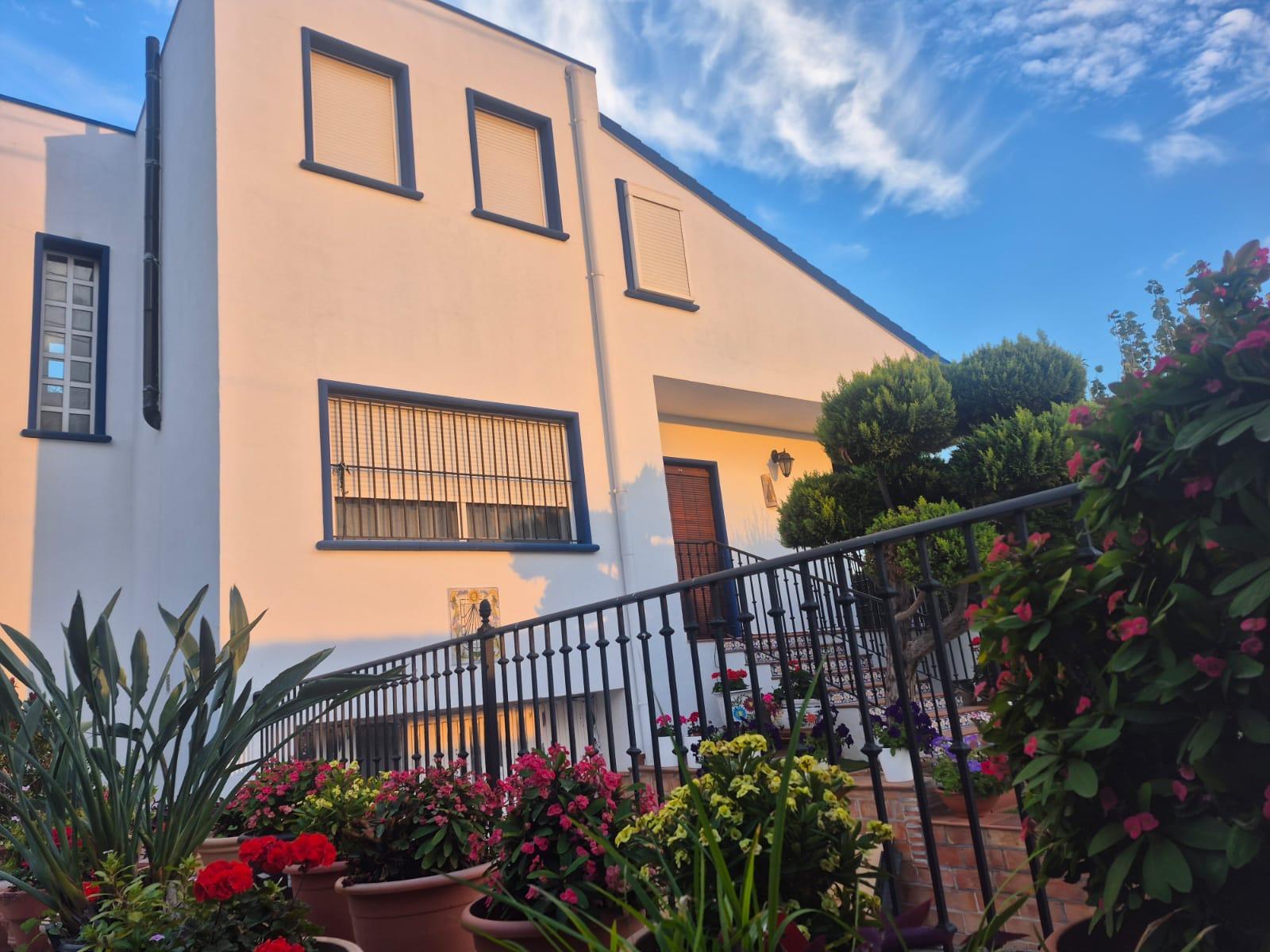 Discover this magnificent country house located in Orihuela, specifically on the old road to Callosa