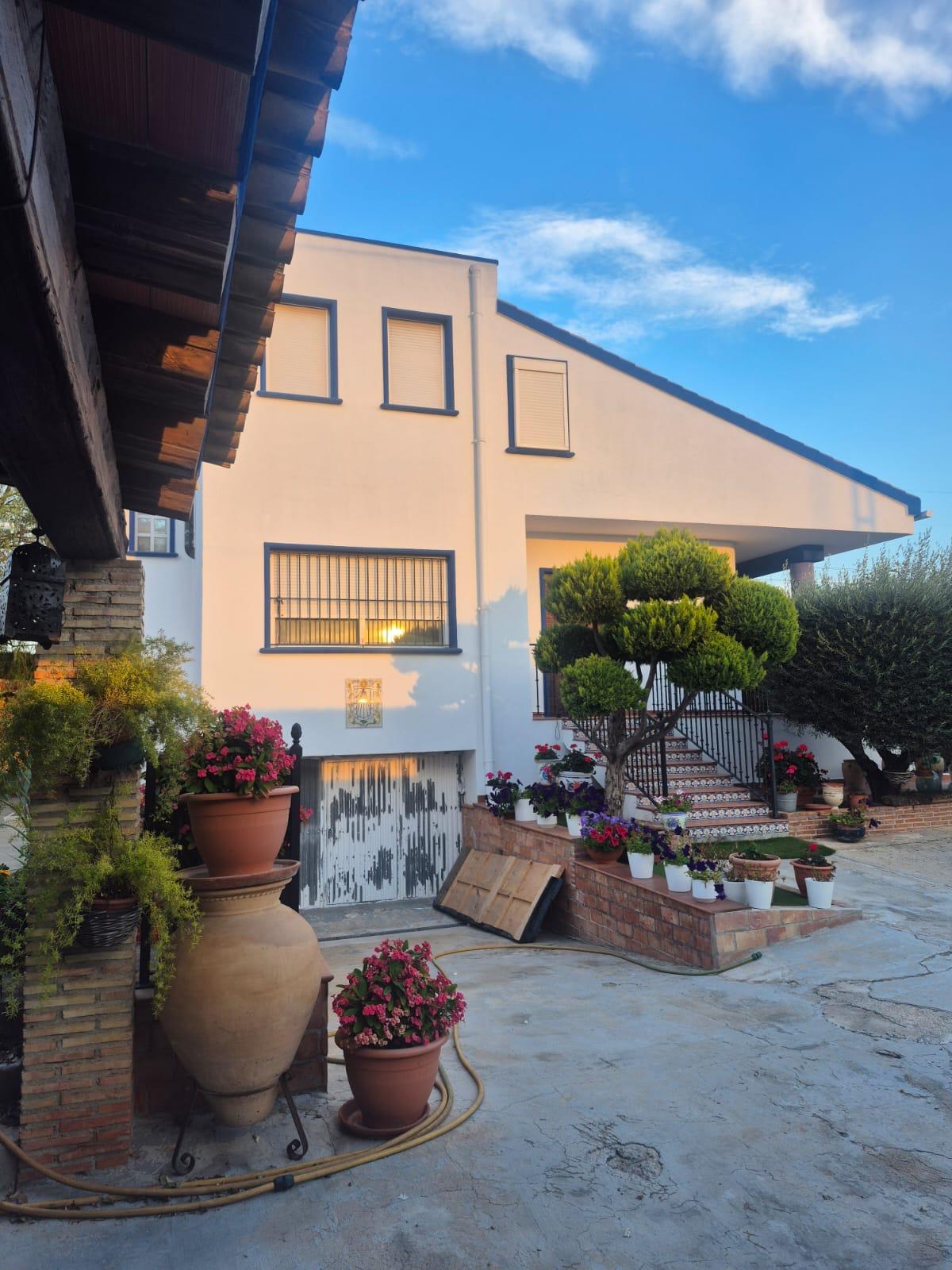 Discover this magnificent country house located in Orihuela, specifically on the old road to Callosa