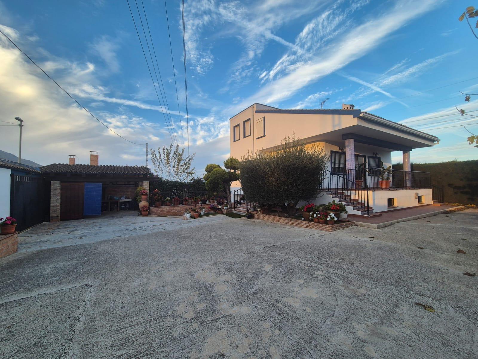 Discover this magnificent country house located in Orihuela, specifically on the old road to Callosa