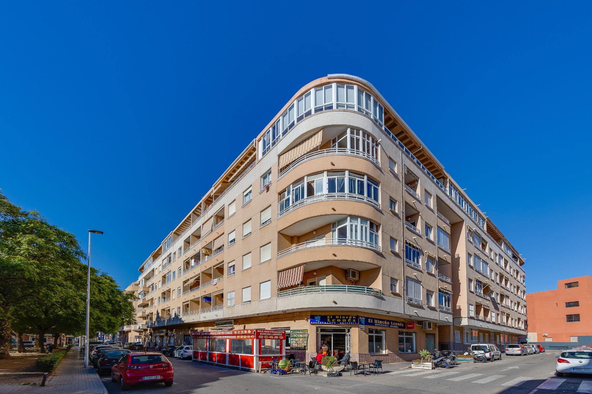 PRECIOSO, AMPLIO Y TRANQUILO Descubre este encantador apartamento en Torrevieja, ubicado en la zona